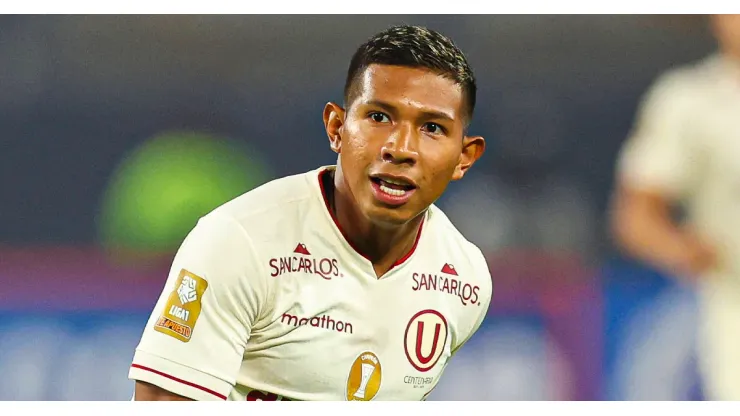 Edison Flores jugando para Universitario de Perú.
