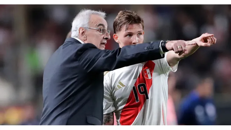 Oliver Sonne recibiendo instrucciones de Jorge Fossati.
