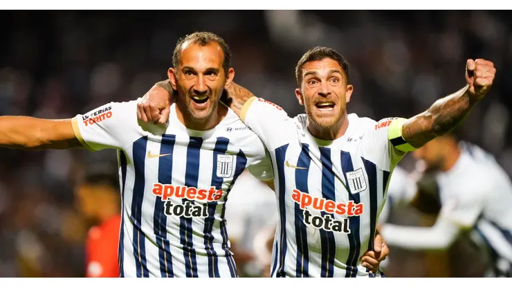 Hernán Barcos y Adrián Arregui jugando para Alianza Lima.
