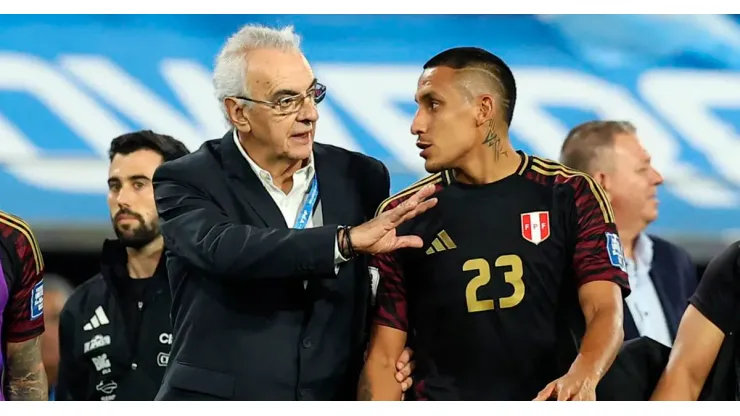 Jorge Fossati y Alex Valera, técnico y jugador de Perú.
