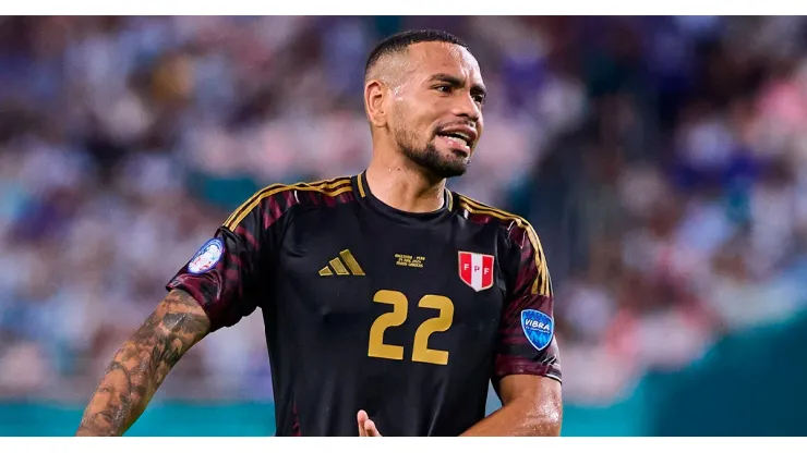 Alexander Callens jugando para la Selección Peruana.
