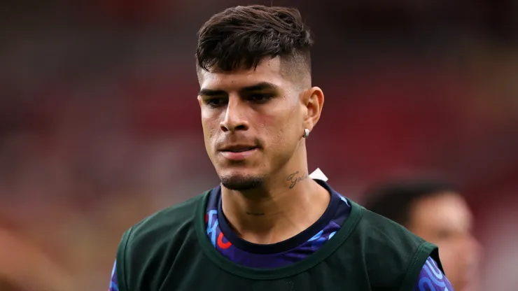 Revelan el equipo misterioso que negocia con Piero Hincapié - Bolavip