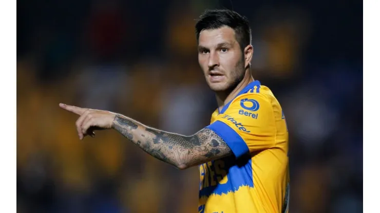 André-Pierre Gignac se cruzó con un periodista en el Estadio Akron
