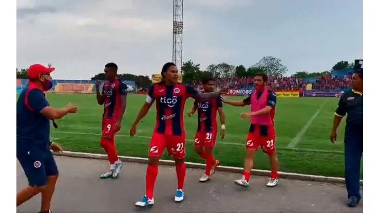 'Gullit' Peña protagonizó un altercado al finalizar el partido del FAS ante el Municipal Limeño.
