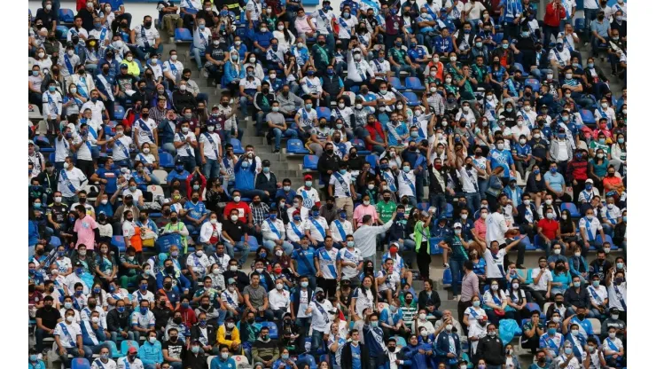 Fanáticos se enfrentan fuera del estadio Cuauhtémoc.
