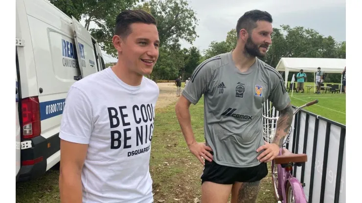 Jugadores de Tigres piden beso entre Gignac y Thauvin.
