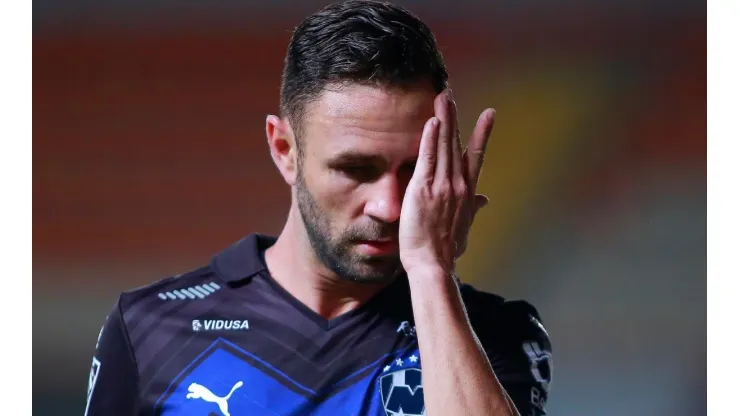 Miguel Layún se despidió de Rayados.
