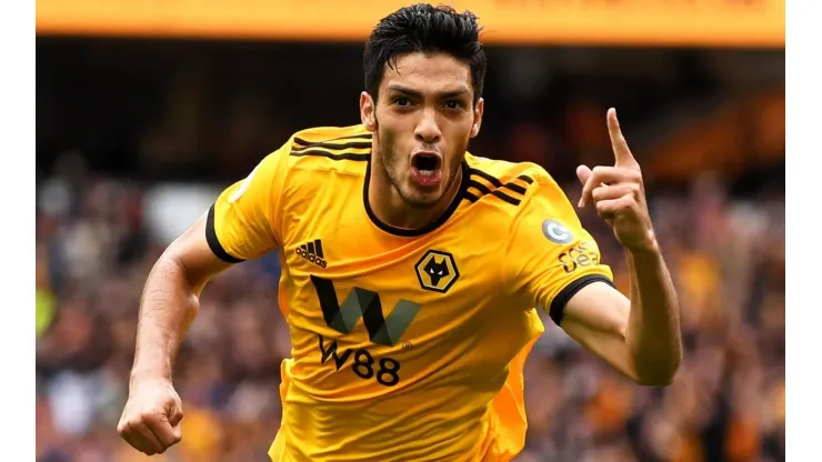 Raúl Jiménez celebra uno de sus 48 goles con el Wolverhampton.
