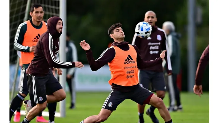 Alejandro Gómez durante un entrenamiento de la Selección Mexicana.
