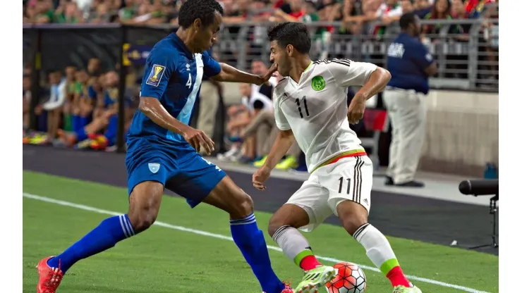 Wilson Lalín contra Carlos Vela en la Copa Oro 2015.
