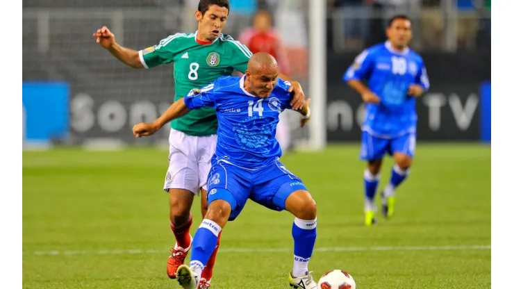 Israel Castro de México y Dennis Alas de El Salvador en la Copa Oro 2011.
