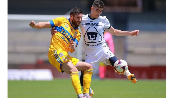 André-Pierre Gignac en duelo con Johan Vásquez.
