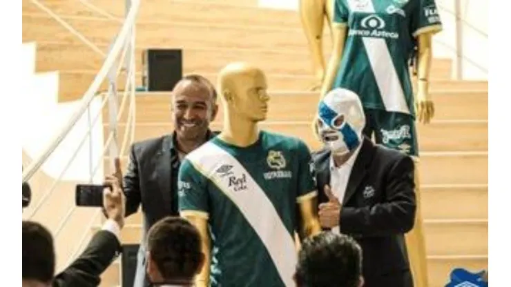 Manuel Jiménez y Súper Camote en la presentación del uniforme.
