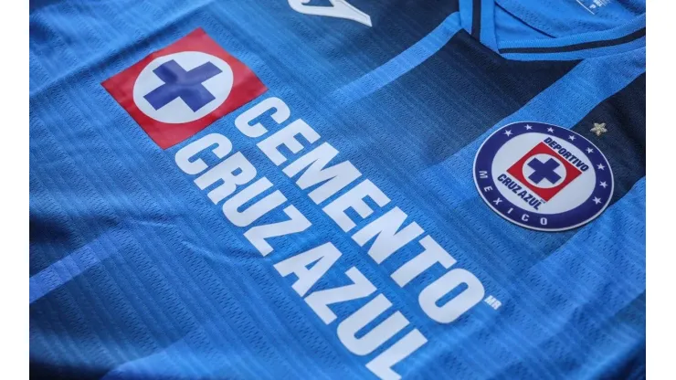 Cruz Azul presentó su nuevo y polémico jersey de local para el próximo año.
