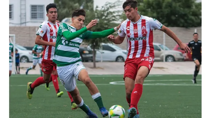 Edwin Heredia -derecha- en un partido del Necaxa sub 17.
