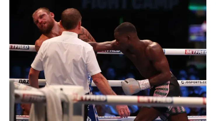 Joshua Buatsi noqueó y levantó la mano como amenaza al invicto de Zurdo Ramírez