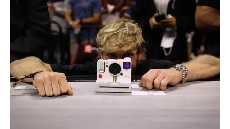 La mejor foto que tomó Logan Paul con su Polaroid en la pelea de Jake Paul y Tyron Woodley