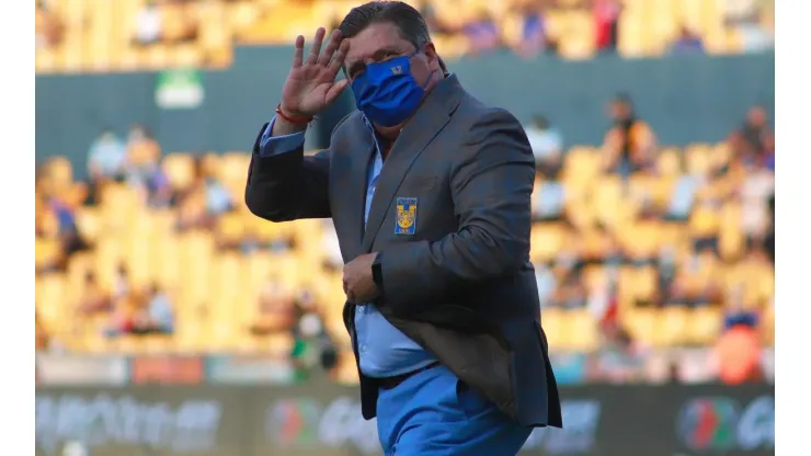 Miguel Herrera cumple sueño a aficionado.
