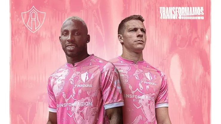 Furch y Quiñones presentan la nueva playera de Atlas.
