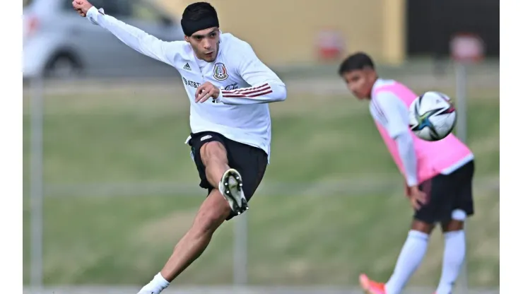 Raúl Jiménez en entrenamiento de la selección mexicana.
