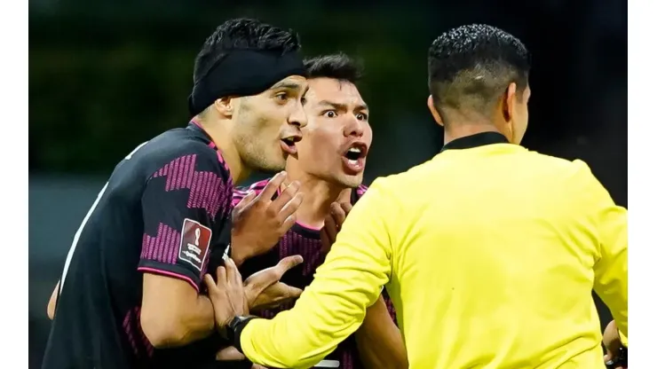 Hirving Lozano y Raúl Jiménez durante el juego con Canadá.
