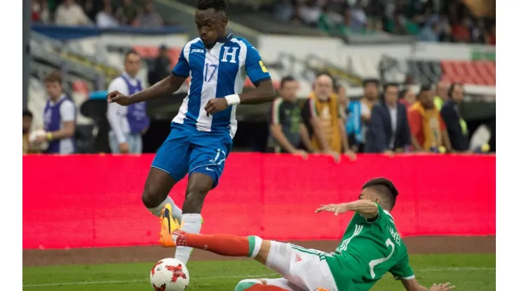 Alberth Elis contra México en el hexagonal de la Concacaf rumbo a Rusia 2018.
