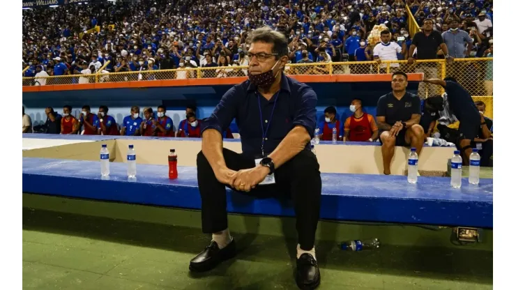 Hugo Pérez comenzó como director técnico de El Salvador en junio de 2021.
