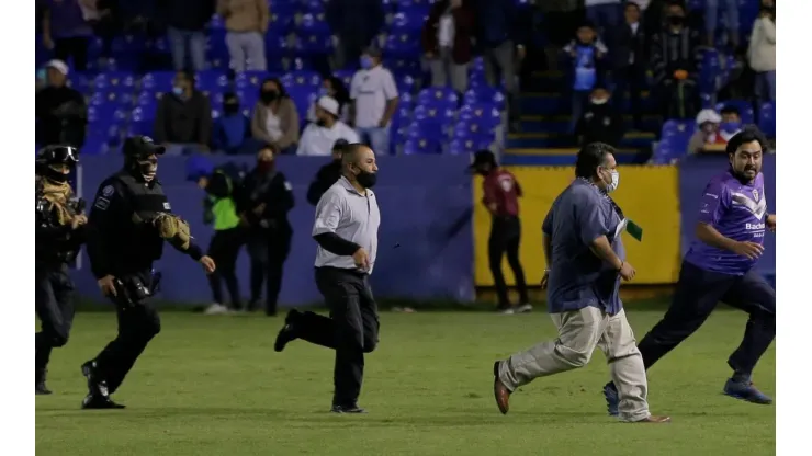 La invasión a la cancha del estadio Miguel Alemán Valdés.
