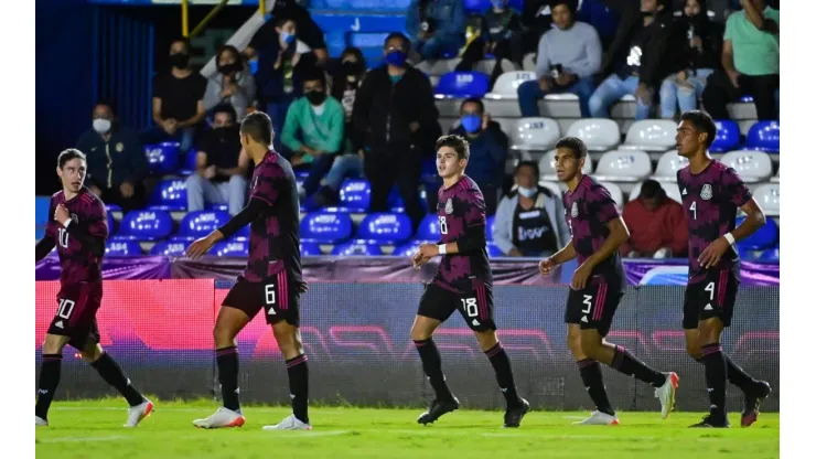 Jonathan Pérez (18) -al centro- hizo el primer gol de México en la Revelations Cup.
