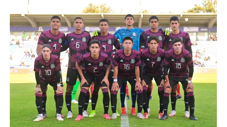 La selección mexicana sub del DT Luis Pérez, campeona de la Revelations Cup.
