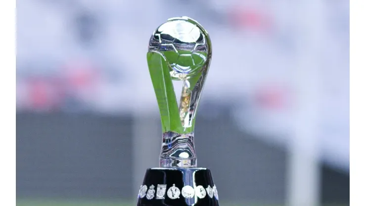 El trofeo de campeón de la Liga MX espera por su dueño.
