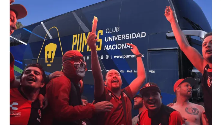 El bus de Pumas fue vandalizado por los hinchas del Atlas.
