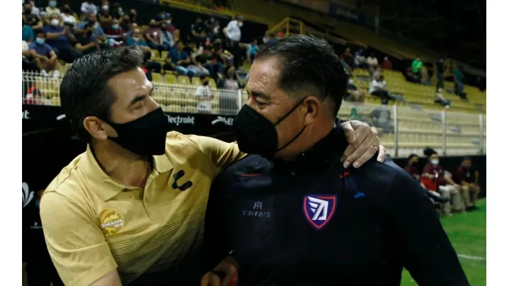 Rafael García, DT de Dorados, y Francisco Ramírez, DT de Tepatitlán.
