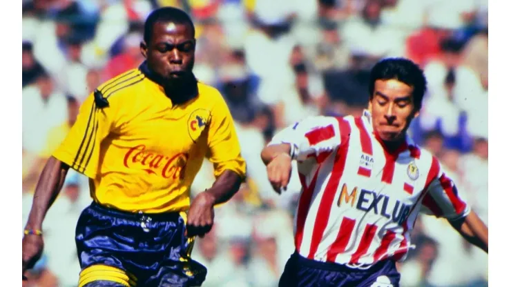 Alberto Coyote en un clásico contra Kalusha Bwalya
