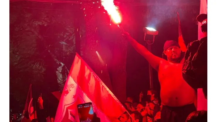 Bengalas y mucha pasión en el banderazo rojinegro.
