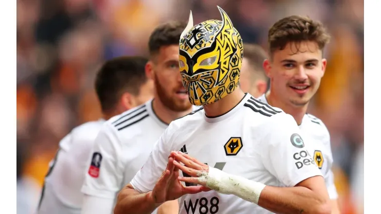 Raúl Jiménez celebró con una máscara en un partido de Copa ante Watford.
