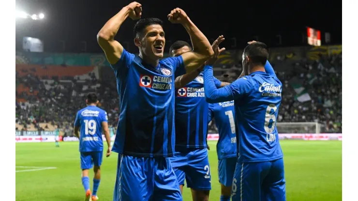 Corona y Antuna le dan la victoria a Cruz Azul ante León