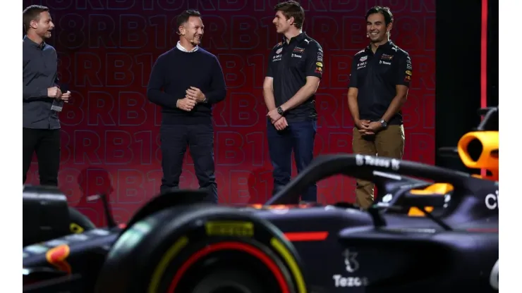 Christian Horner con Max Verstappen y Checo Pérez en la presentación del RB18.
