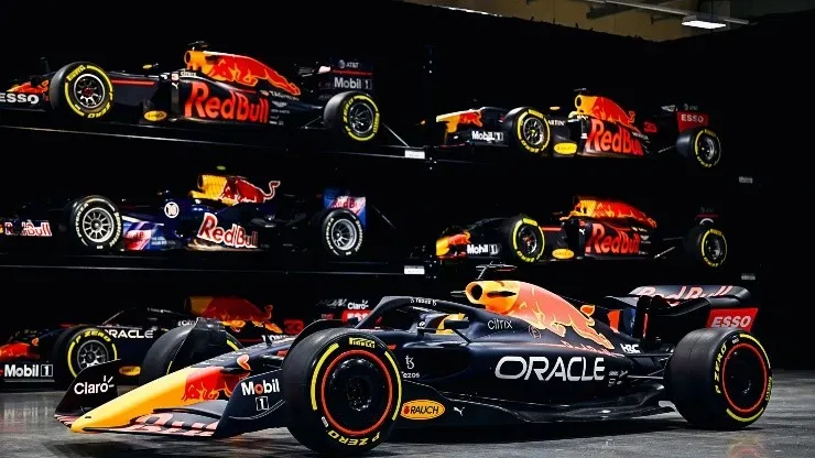 El RB18 junto a los modelos anteriores de Red Bull (Twitter @redbullracing)