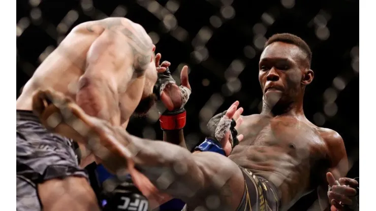 Adesanya retuvo con éxito su cinturón ante Whittaker.
