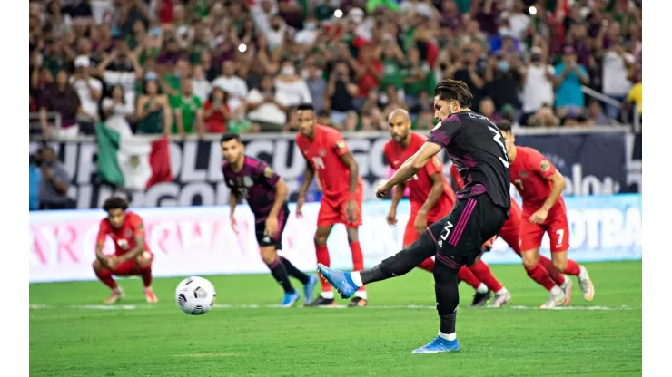 El penal de Carlos Salcedo ante Canadá en la Copa Oro 2021
