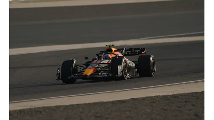 "Checo" Pérez girando en el desierto de Bahrein, donde comenzará la Fórmula 1 (Foto: Getty Images).
