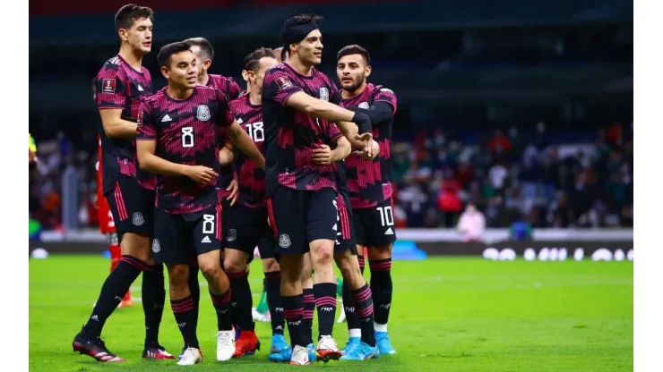 La selección mexicana festeja un gol en el octagonal.
