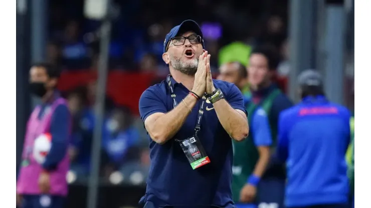 Ciudad de Mexico, 12 de abril de 2022. Andres Lillini, Director Tecnico, durante el partido de vuelta de las Semifinales de la Liga de Campeones de la CONCACAF 2022, entre la Máquina Celeste del Cruz Azul y los Pumas de la UNAM, celebrado en el estadio Azteca. Foto: Imago7/ Rafael Vadillo
