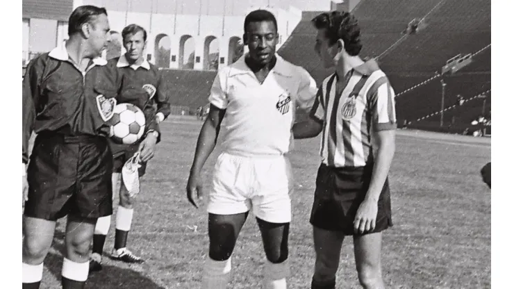 Pelé enfrentándose a Chivas de Guadalajara.
