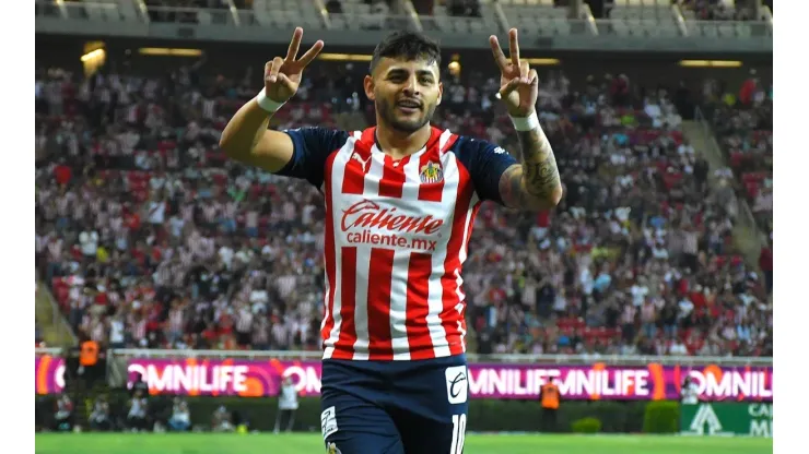 Alexis Vega extendió su vínculo con Chivas.
