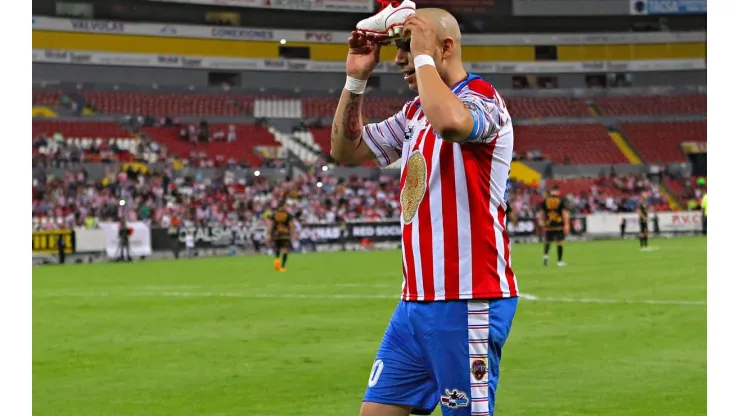 El característico festejo de Adolfo el Bofo Bautista en su partido de despedida con Chivas.
