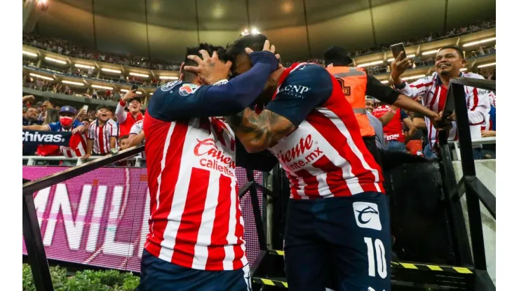 Los jugadores de Chivas festejan con su público en la victoria ante Pumas.
