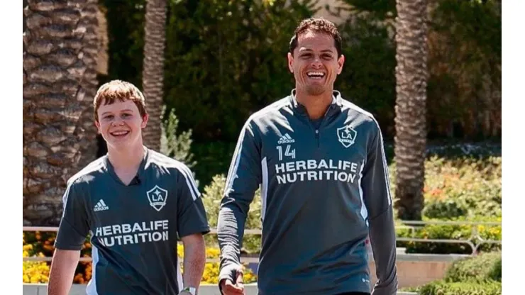 Chicharito junto al joven ucraniano en el entrenamiento.
