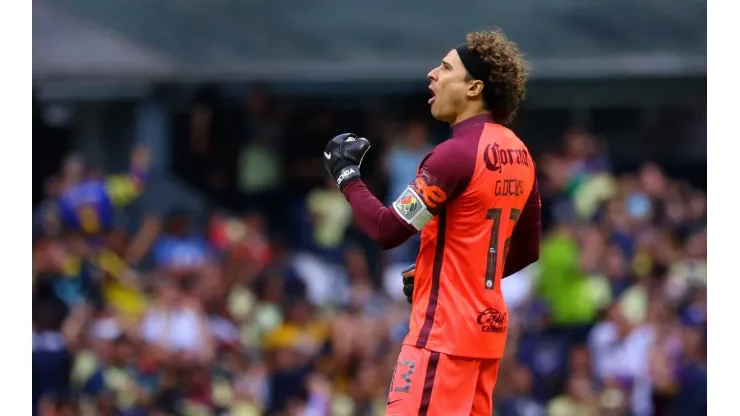 Ochoa celebra en la victoria de América ante Puebla, por los Cuartos de Final.
